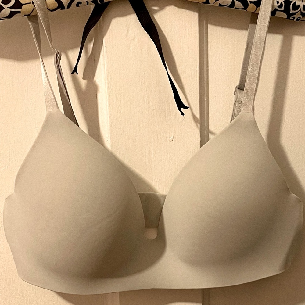 Never worn Victoria Secret The T-shirt Lightly-lined wireless bra 34D